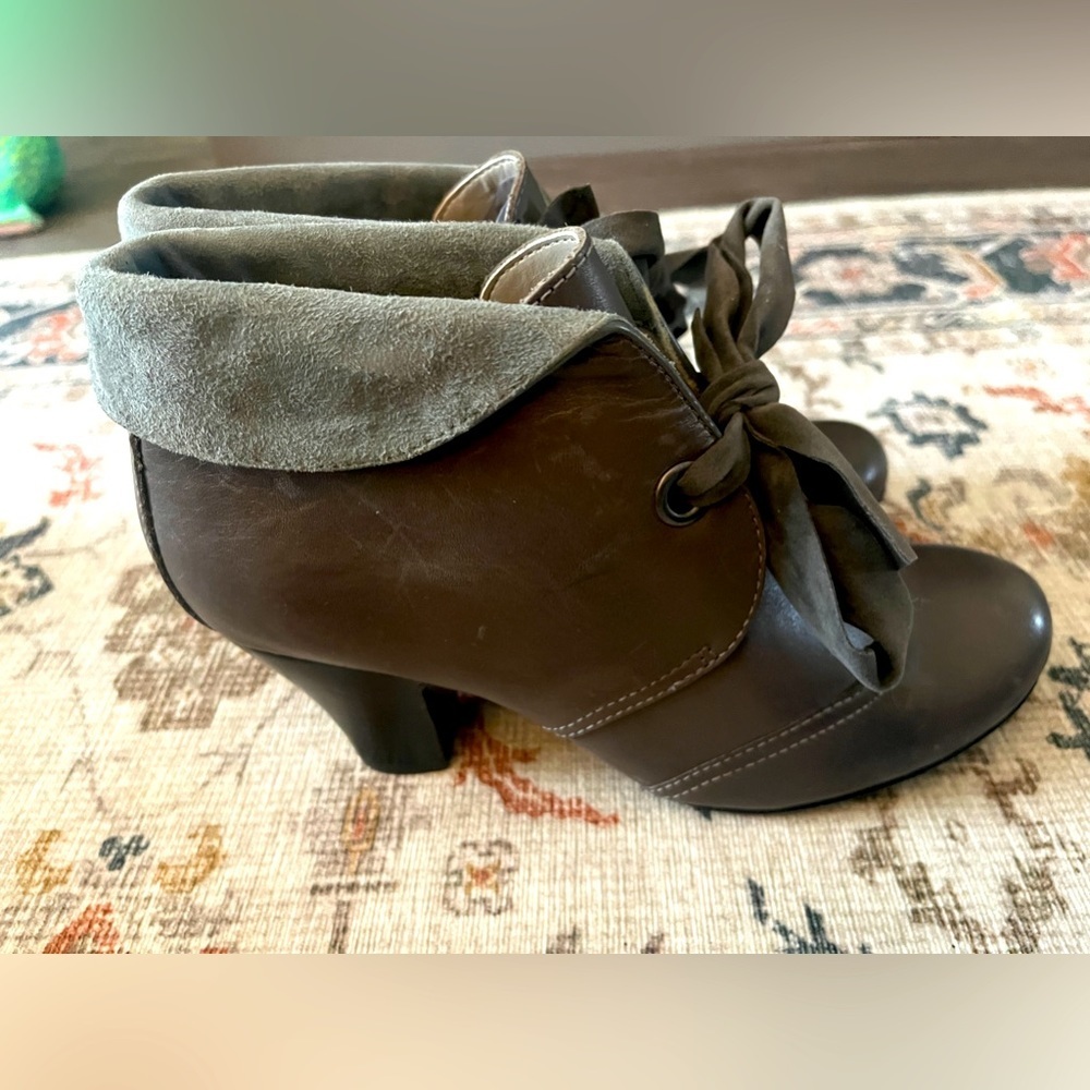 Size 7.5 Leather Hush Puppies